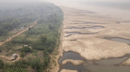 AME8134. PORTO VELHO (BRASIL), 11/09/2024.- Fotografía aérea que muestra bancos de arena formados por el histórico bajo cauce del río Madeira este martes en Porto Velho (Brasil). Las hidroeléctricas situadas en el río Madeira, entre las mayores de Brasil, operan con una fracción de su capacidad debido a la grave sequía que ha reducido los niveles de este importante afluente del Amazonas a mínimos históricos. EFE/ Isaac Fontana